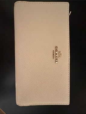 Coach creme Leather Continental Wallet with Gold Logo